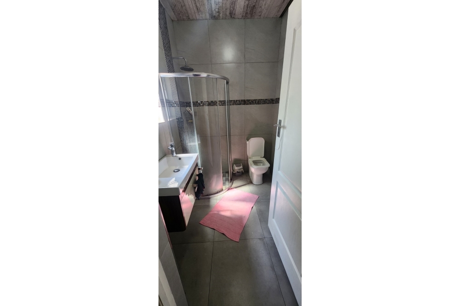 8 Bedroom Property for Sale in De La Haye Western Cape